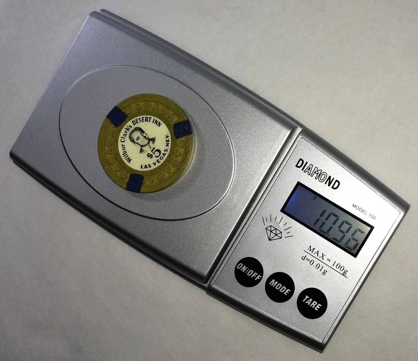 Las Vegas, NV Casino Chip: Wilbur Clark’s Desert Inn $5 Arodie Mustard / Blue R9