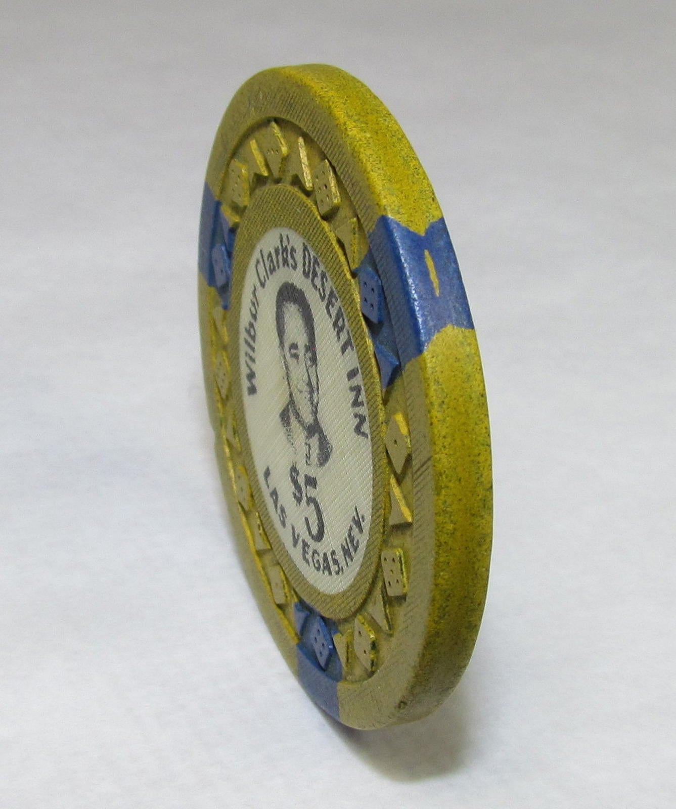 Las Vegas, NV Casino Chip: Wilbur Clark’s Desert Inn $5 Arodie Mustard / Blue R9